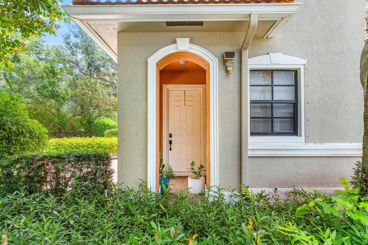 223 W Chrystie Circle