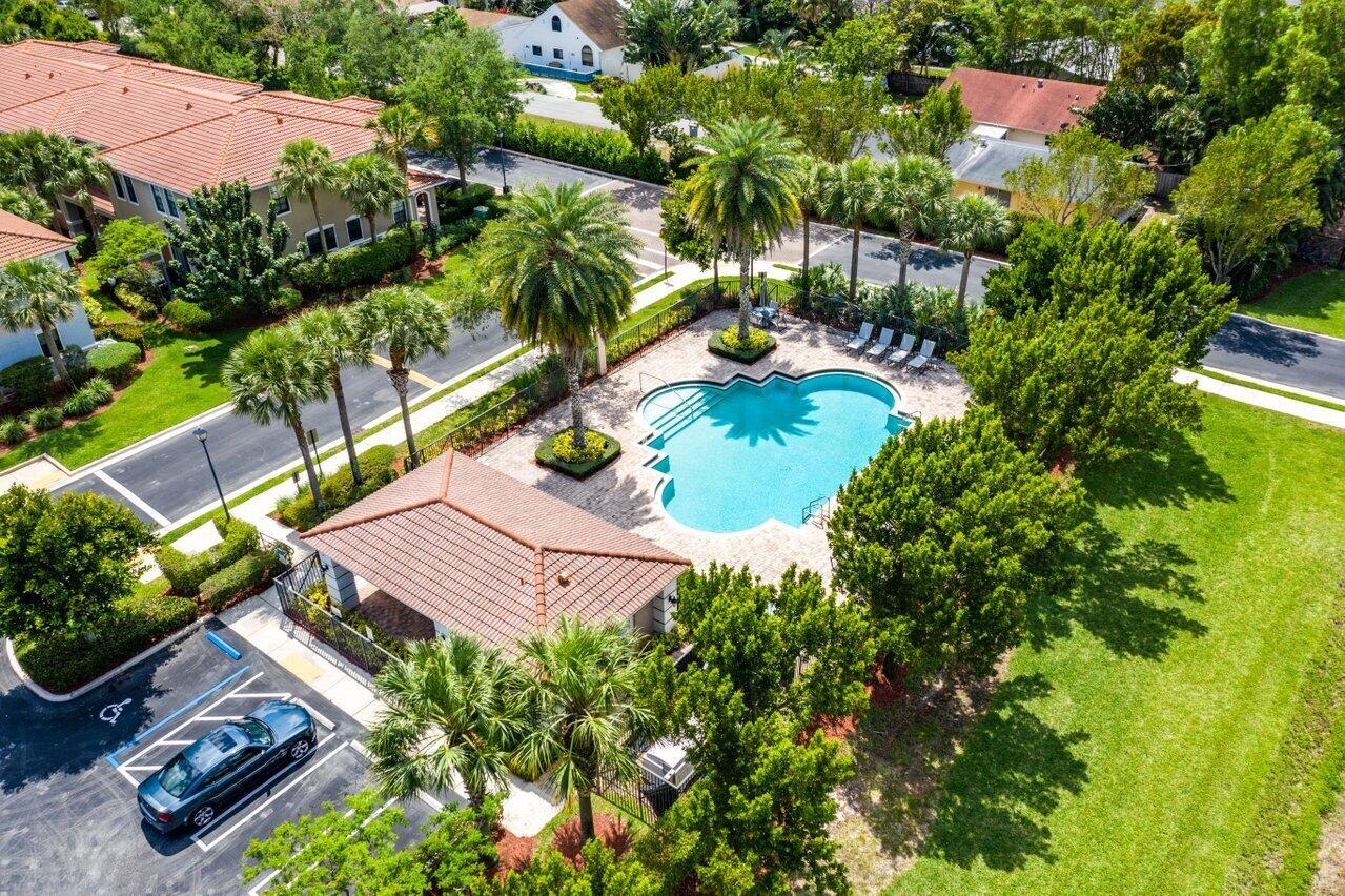 223 W Chrystie Circle