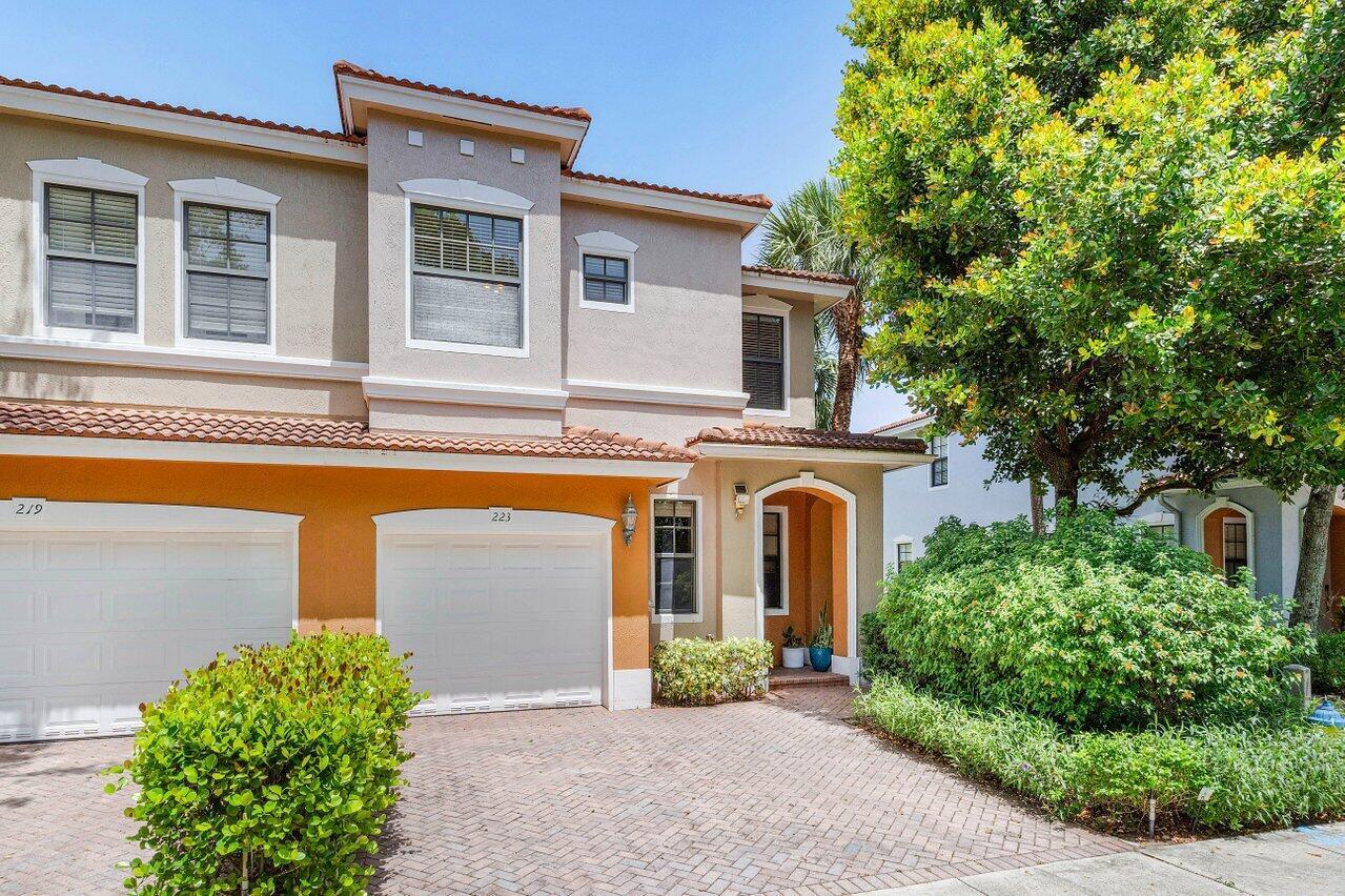 223 W Chrystie Circle