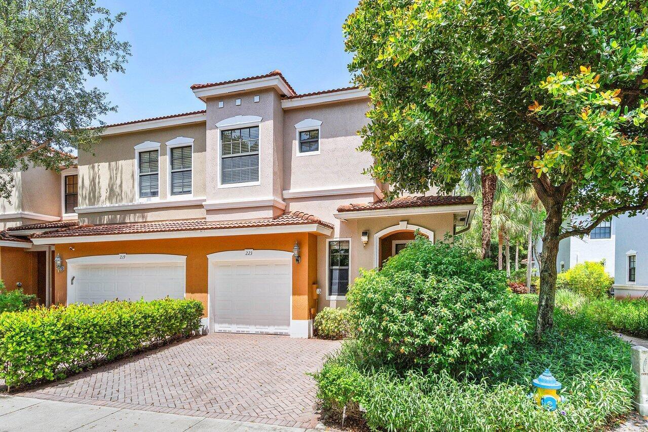 223 W Chrystie Circle