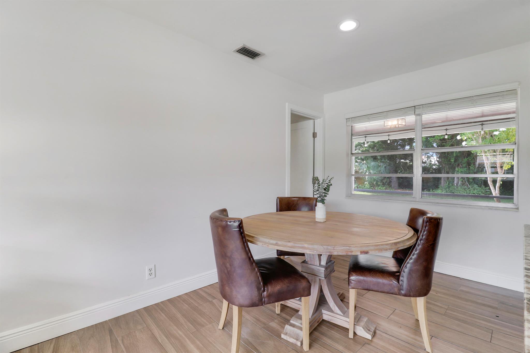 612 Oak Ter Terrace