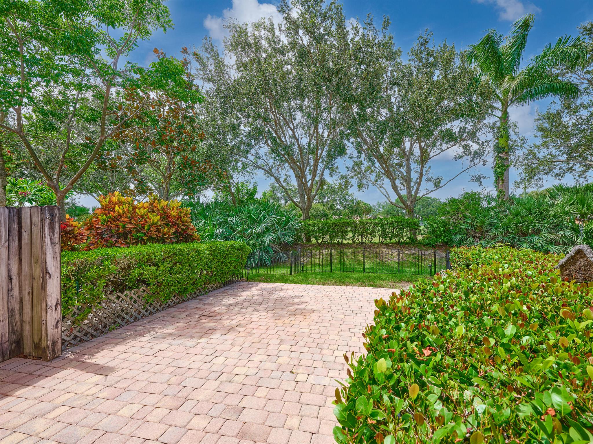 6725 Old Farm Trail