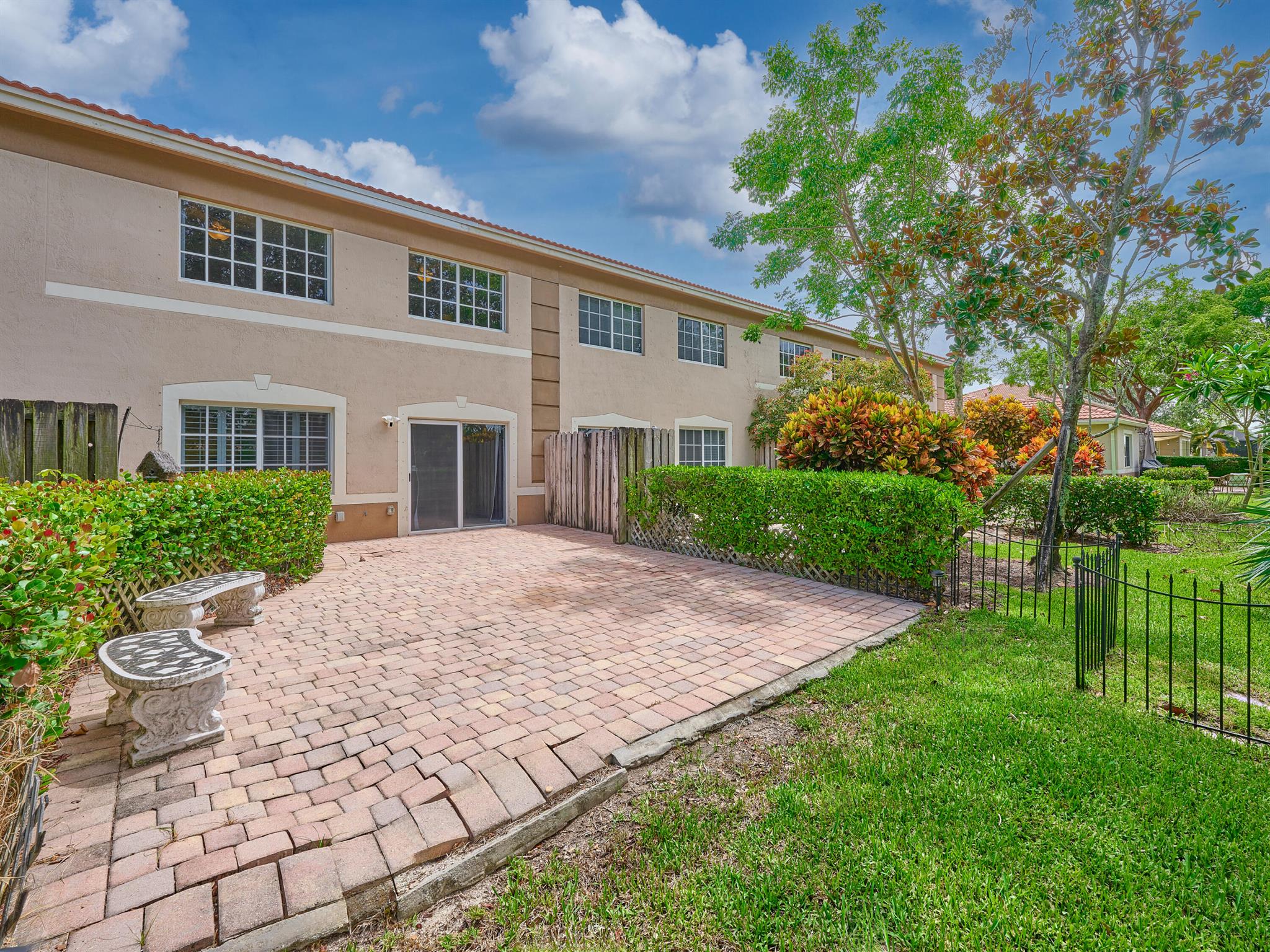 6725 Old Farm Trail