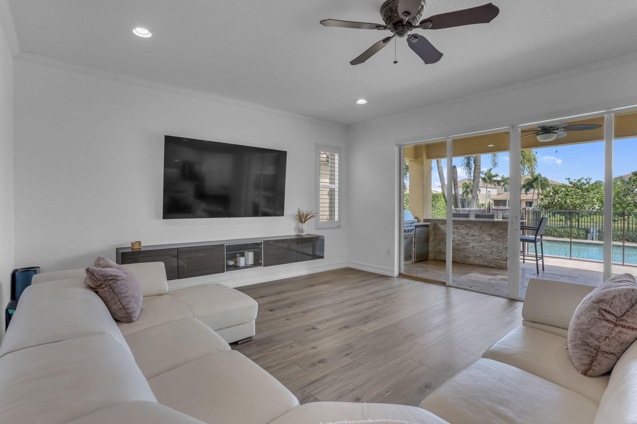 8489 Serena Creek Avenue