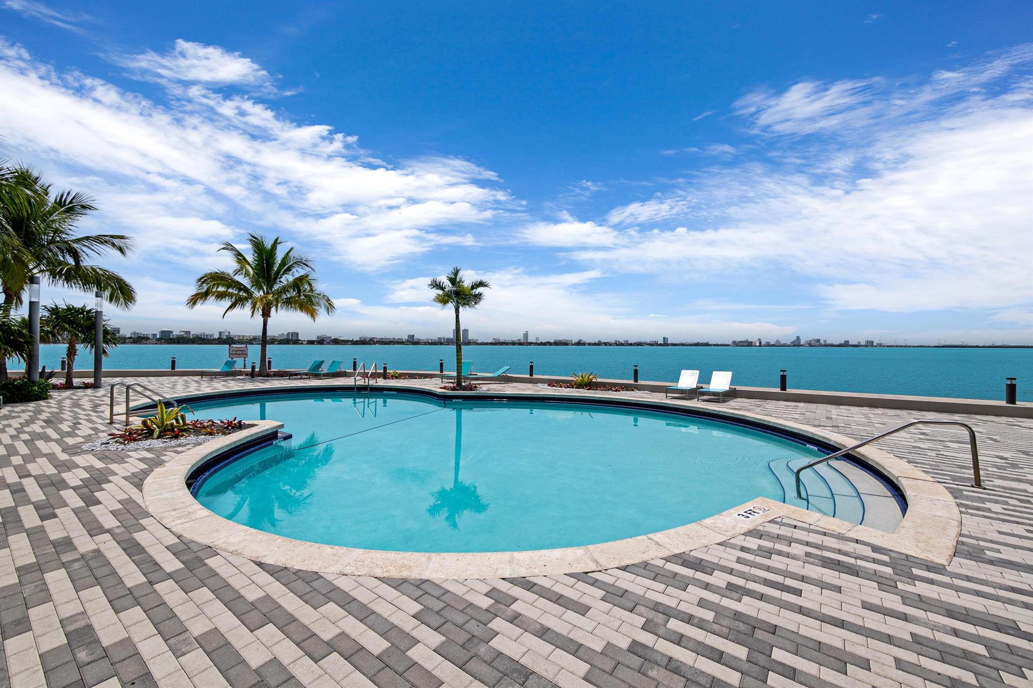 7501 E Treasure Drive 8n