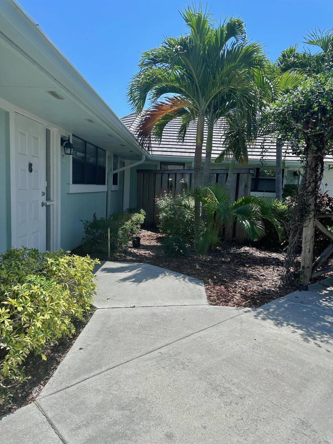 1127 E Seminole Avenue 29a