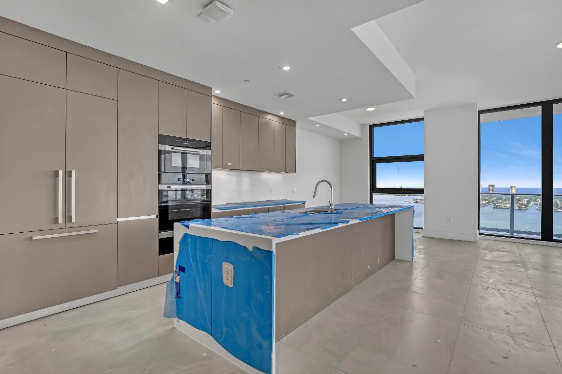 220 Lake Shore Drive N-2103