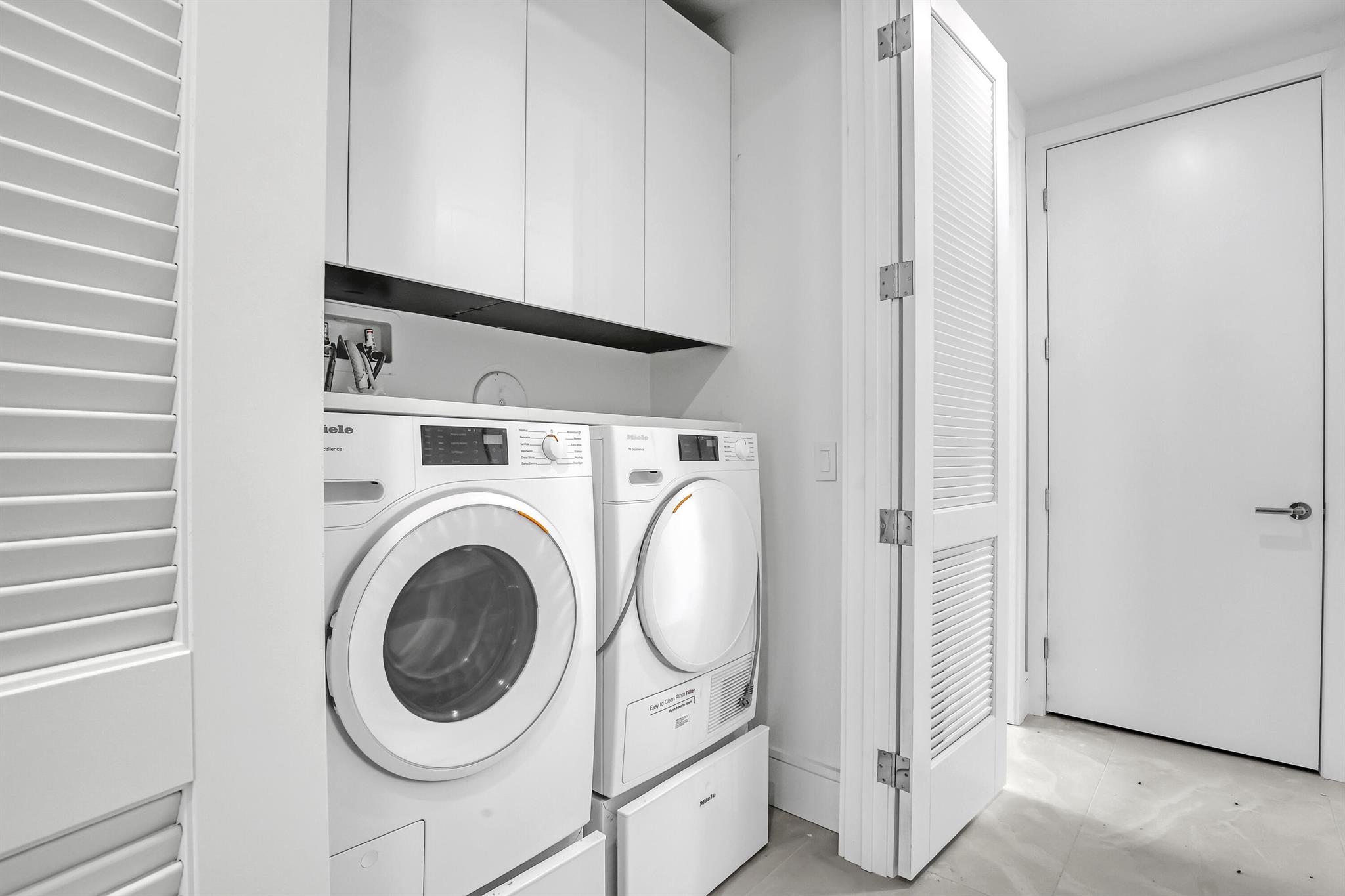 220 Lake Shore Drive N-2103