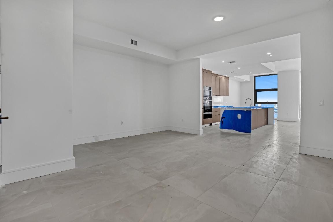 220 Lake Shore Drive N-2103