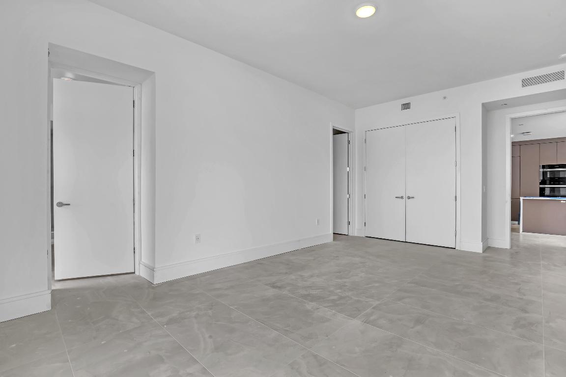 220 Lake Shore Drive N-2103