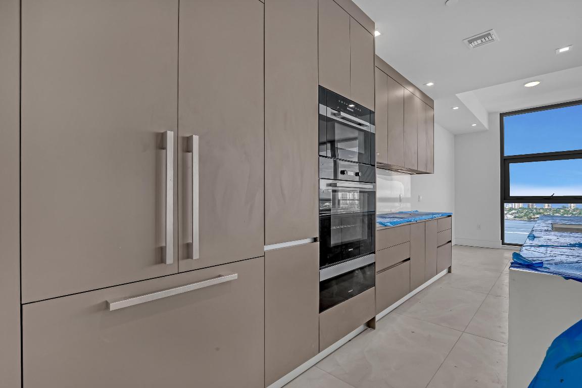 220 Lake Shore Drive N-2103