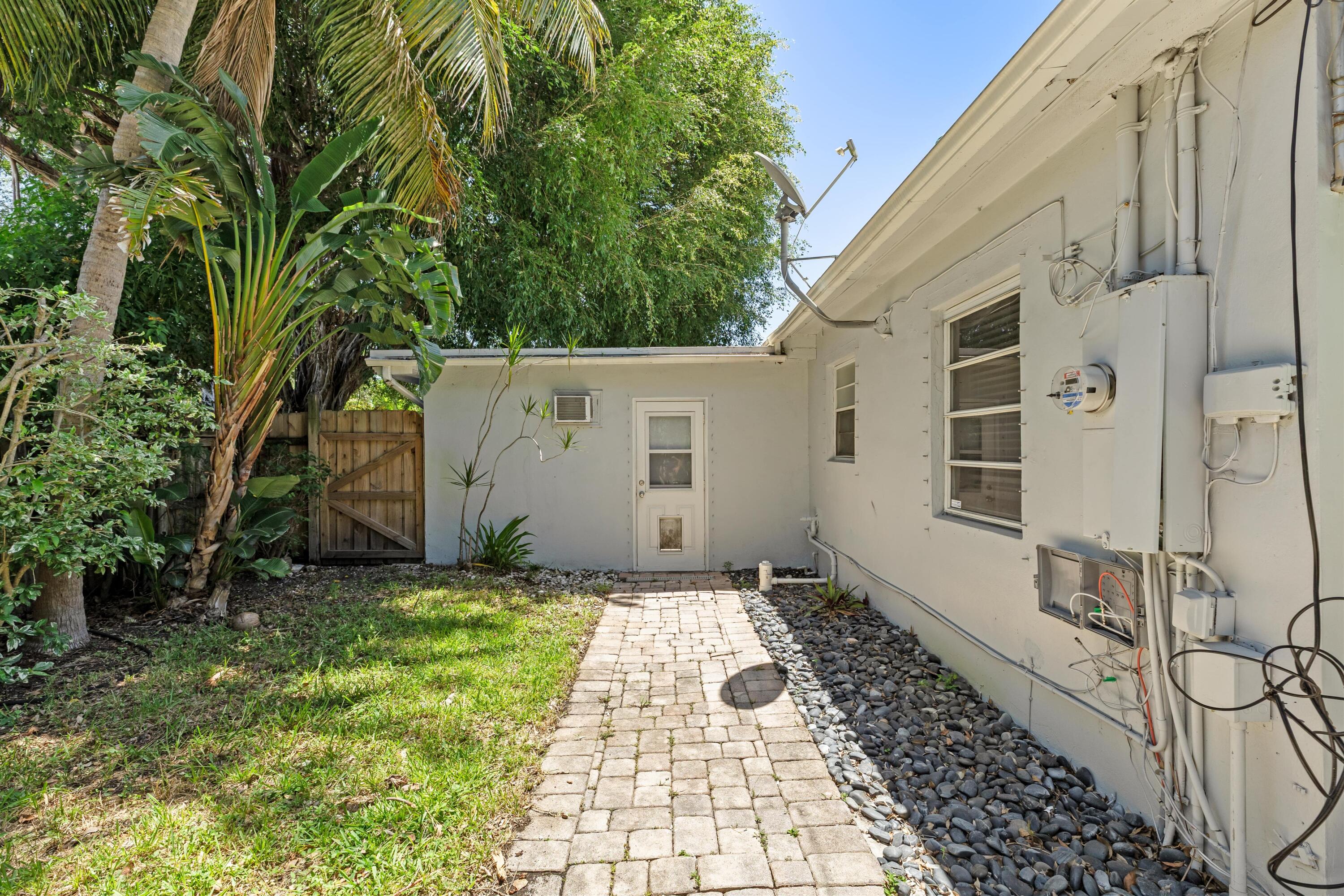 1637 N Victoria Park Road