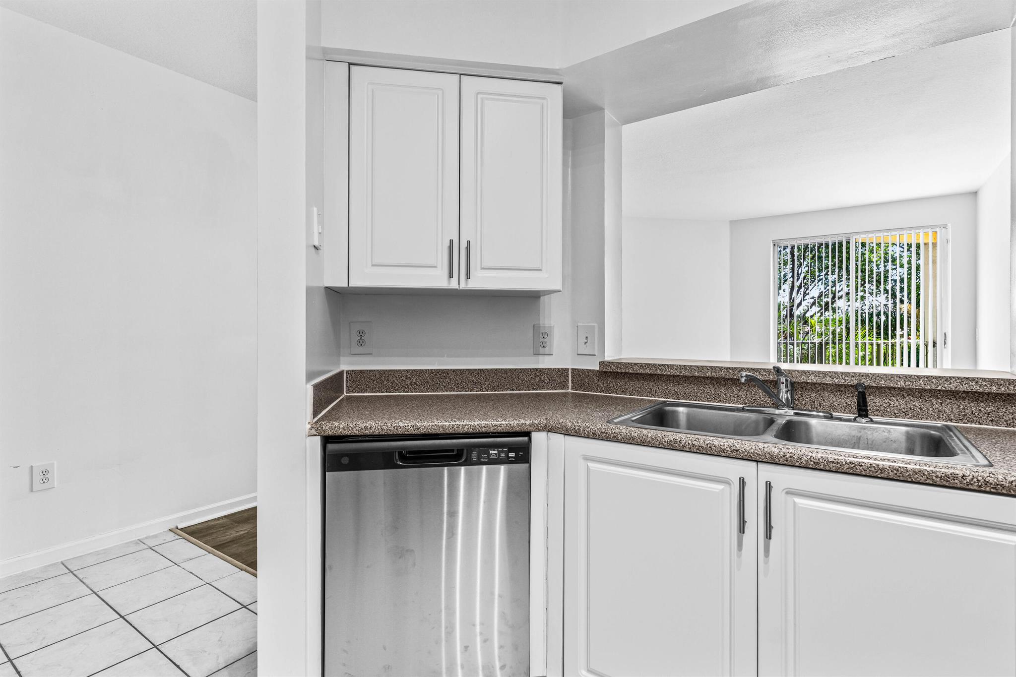 1951 Brandywine Road E 77-105
