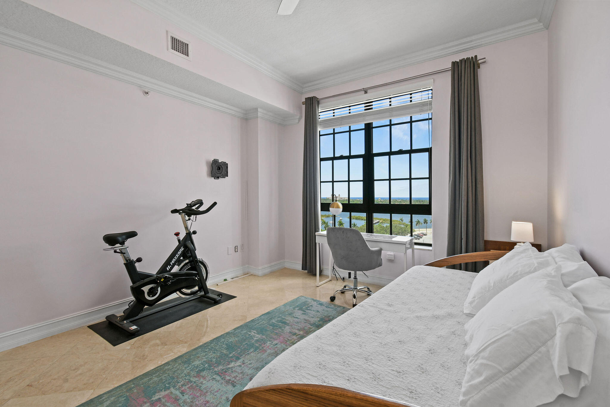 701 S Olive Avenue 818