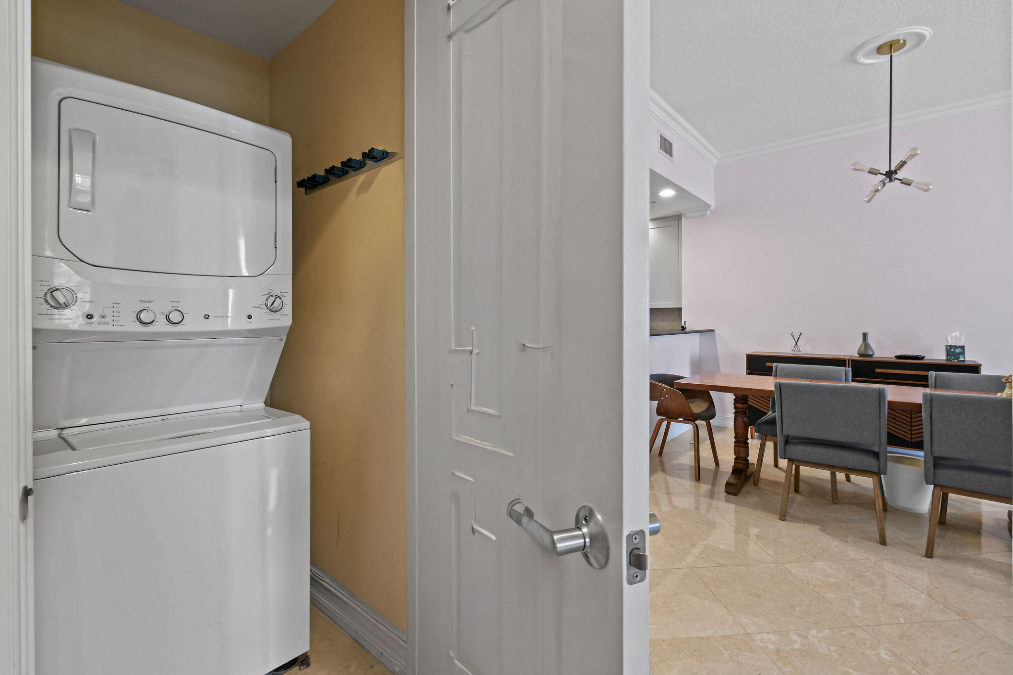 701 S Olive Avenue 818