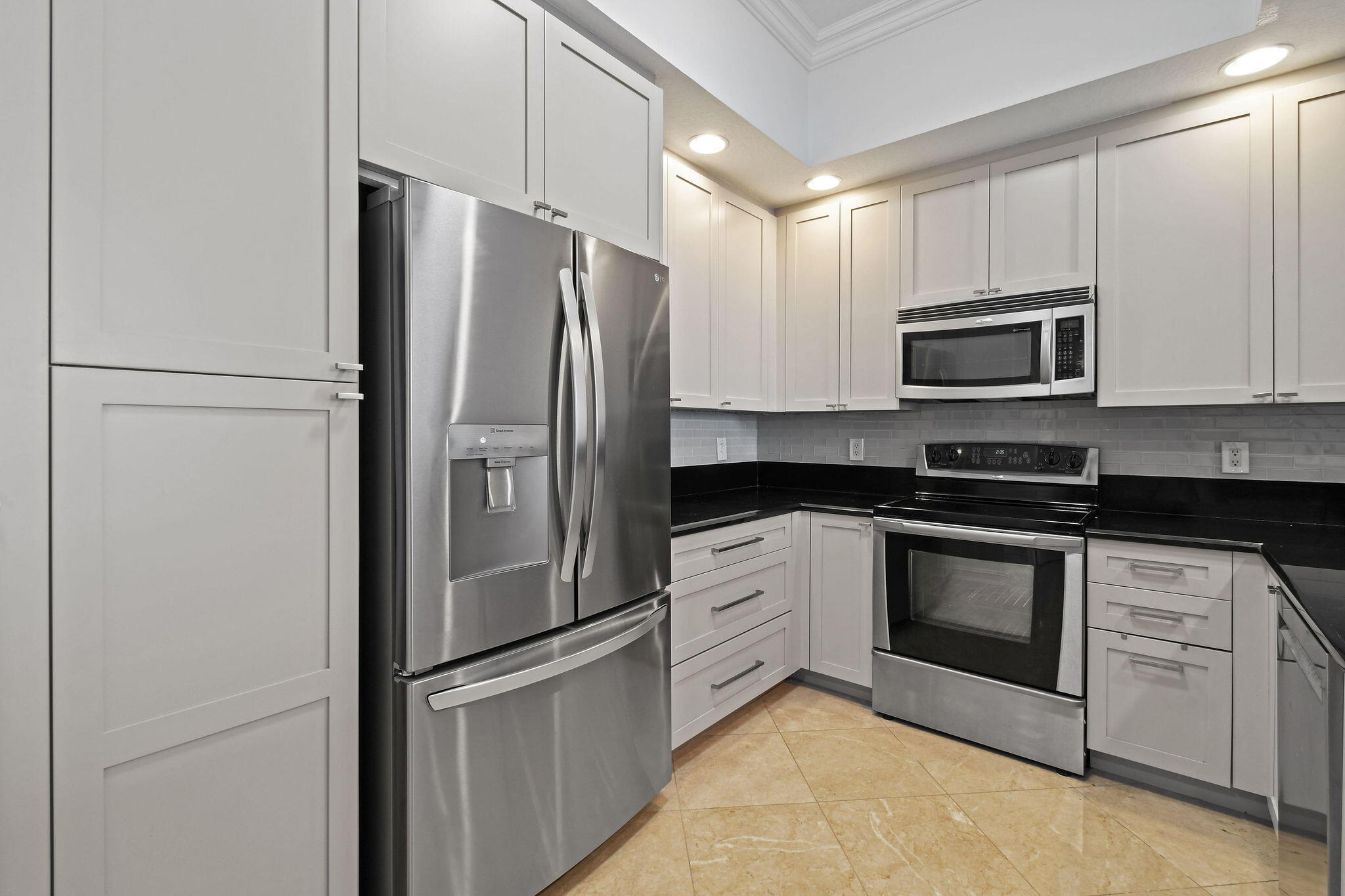 701 S Olive Avenue 818