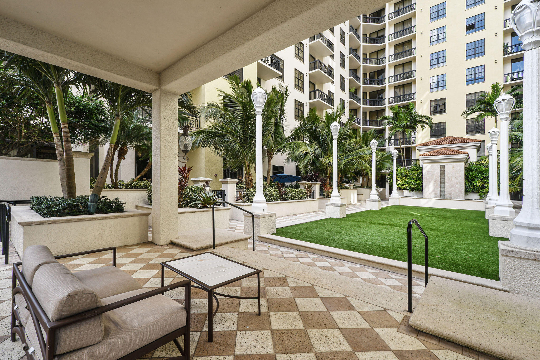 701 S Olive Avenue 818
