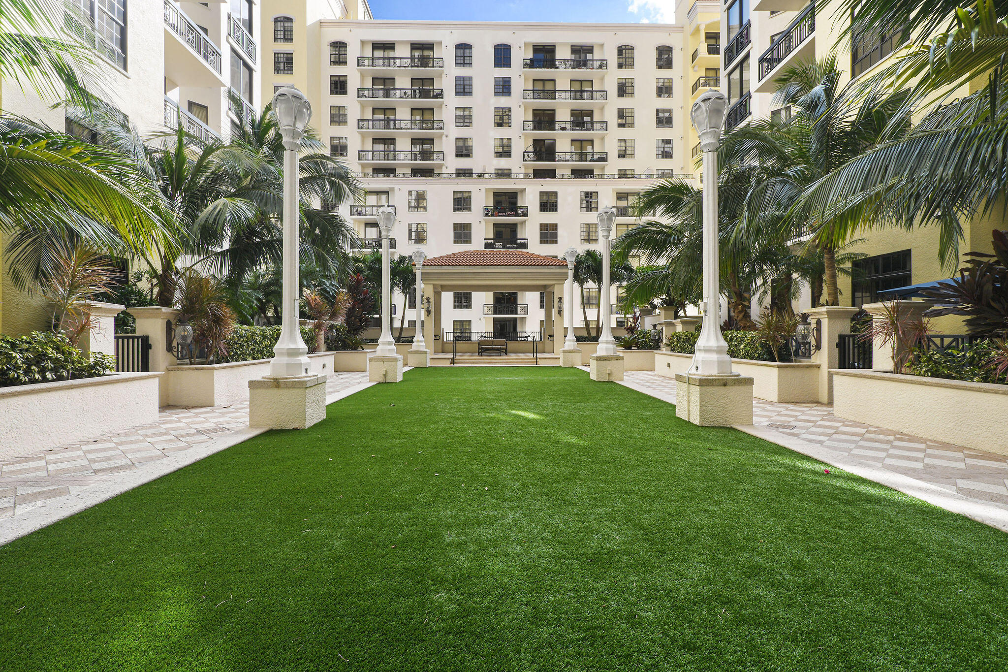 701 S Olive Avenue 818