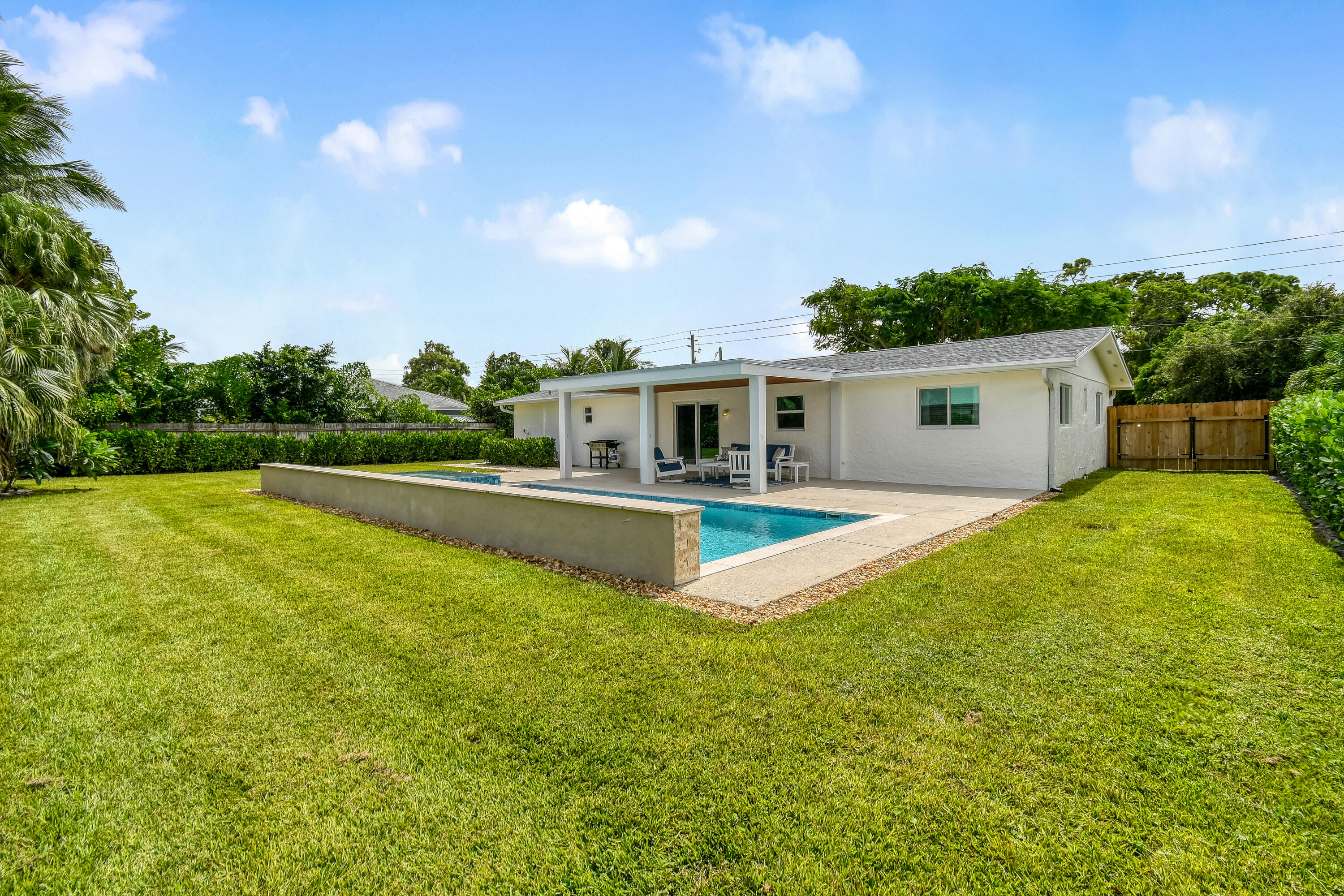 4879 SE Horseshoe Point Road