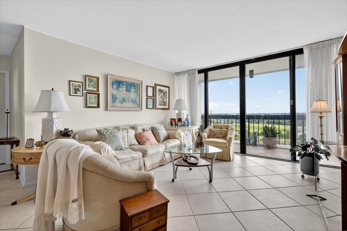 2425 Presidential Way 1502