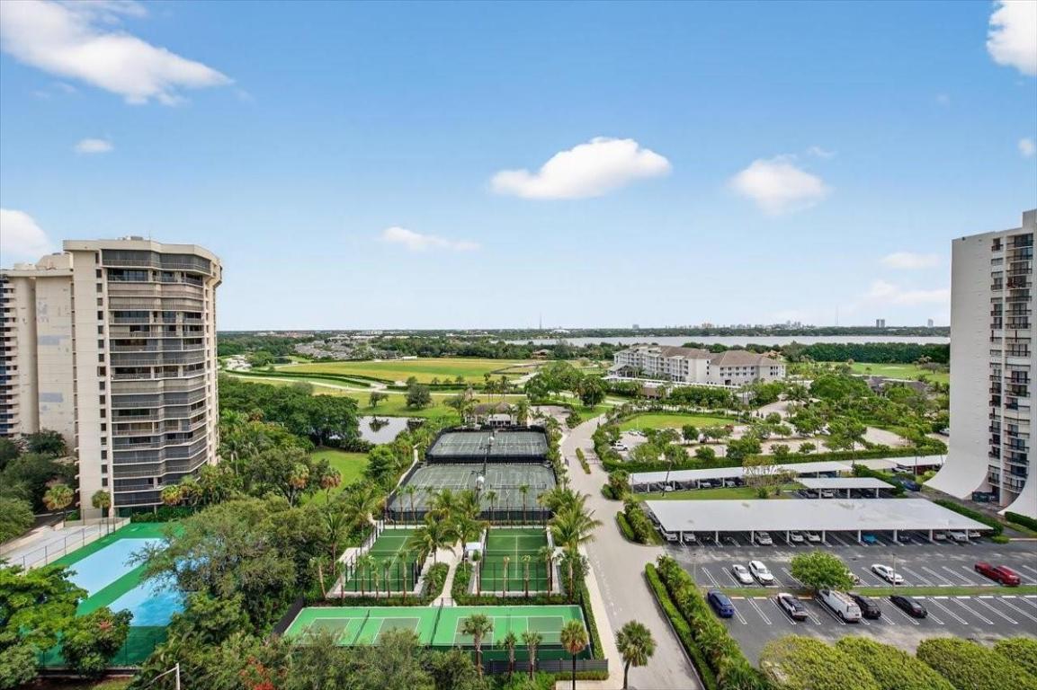 2425 Presidential Way 1502