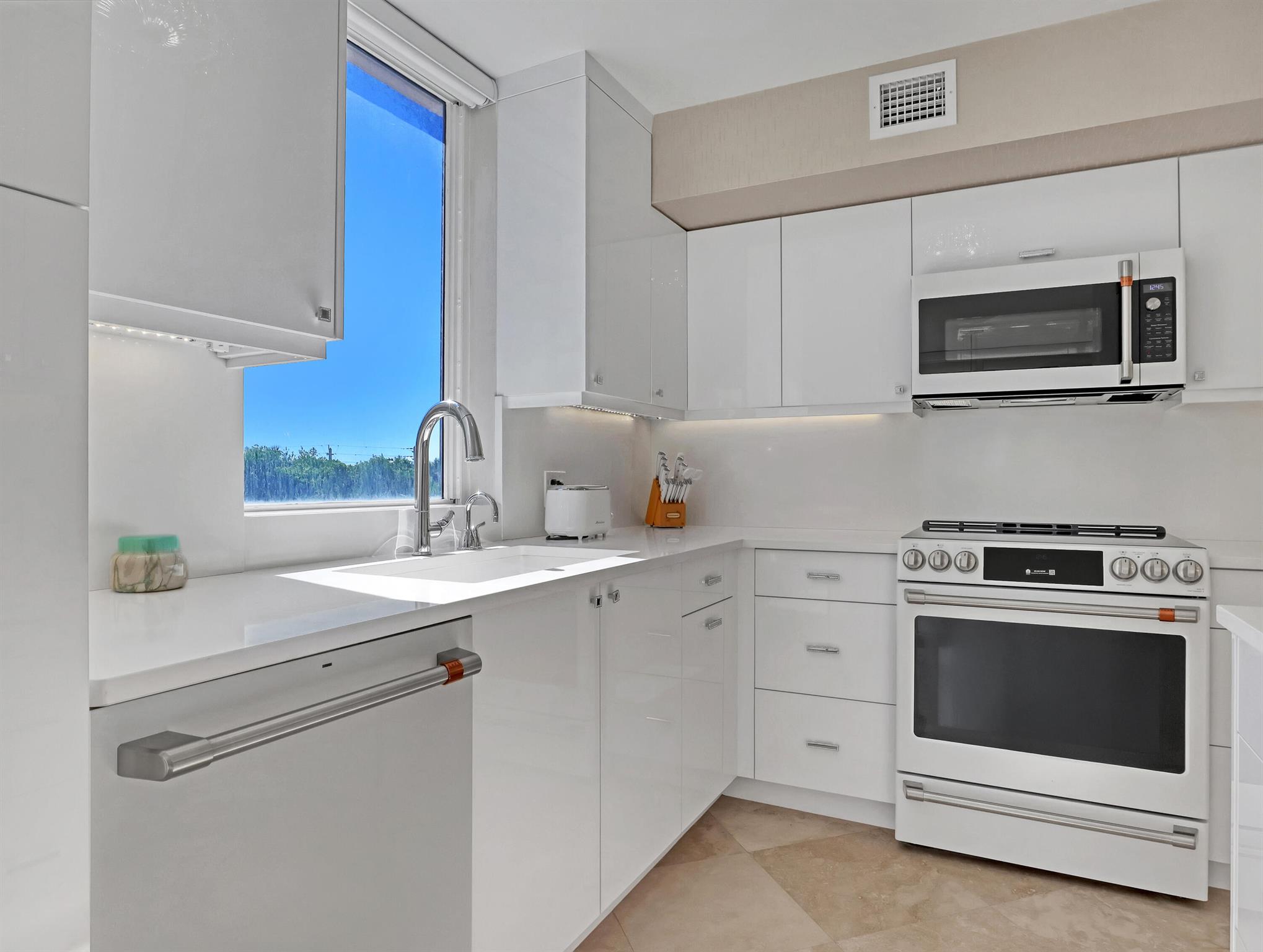 5380 N Ocean Drive 3b