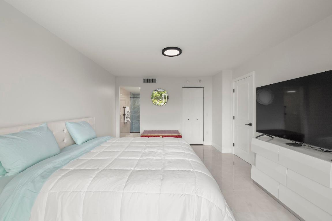 5600 N Flagler Drive 207