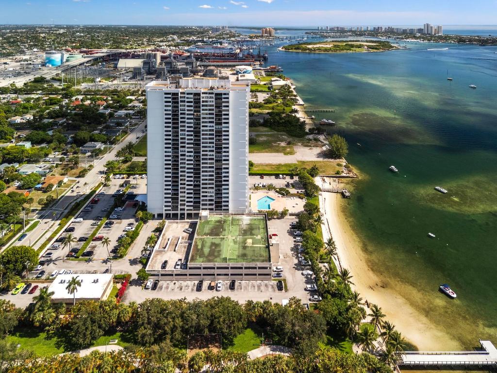 5600 N Flagler Drive 207