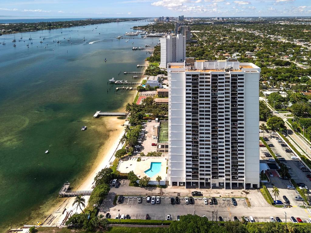 5600 N Flagler Drive 207