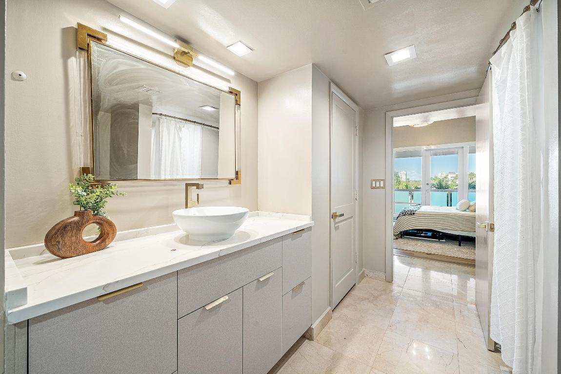 2100 S Ocean Lane 101