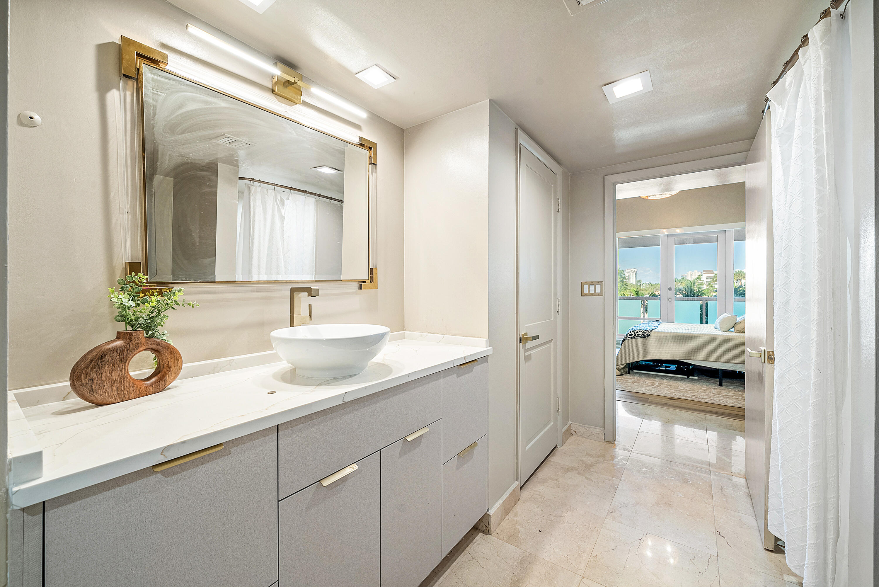 2100 S Ocean Lane 101