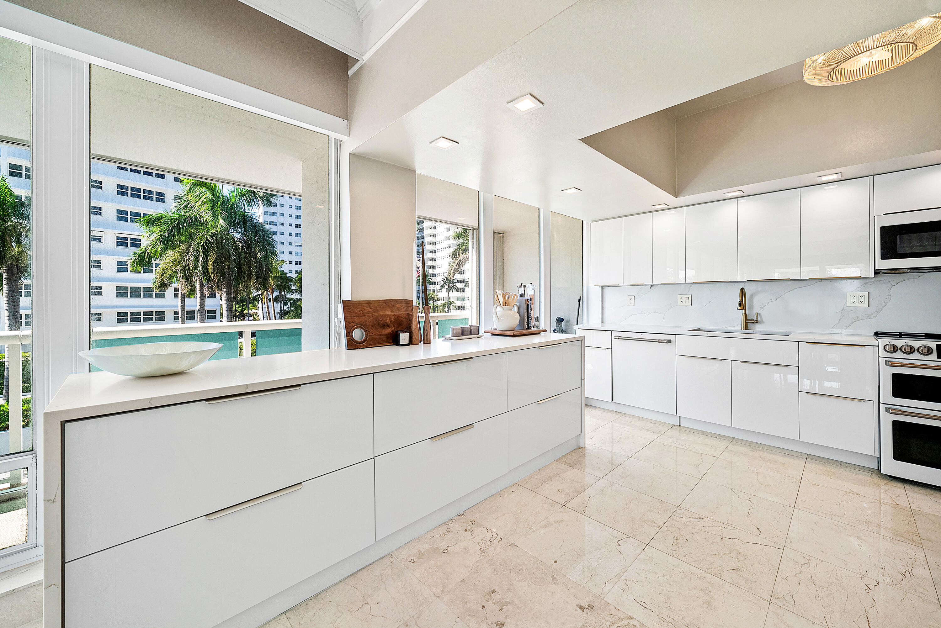 2100 S Ocean Lane 101