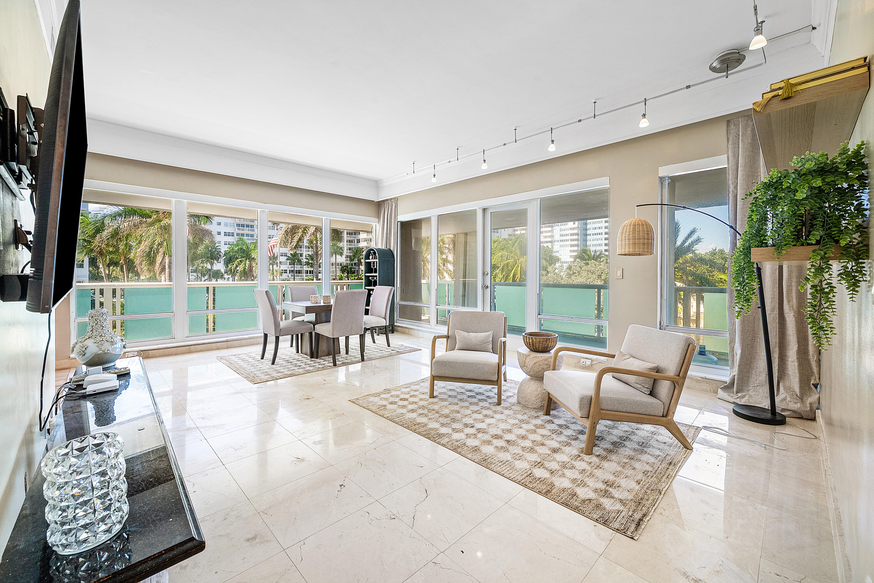 2100 S Ocean Lane 101