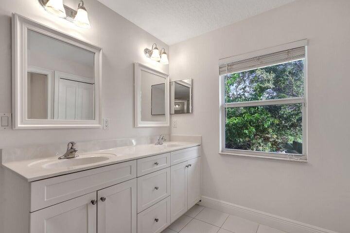 516 NW North River Drive