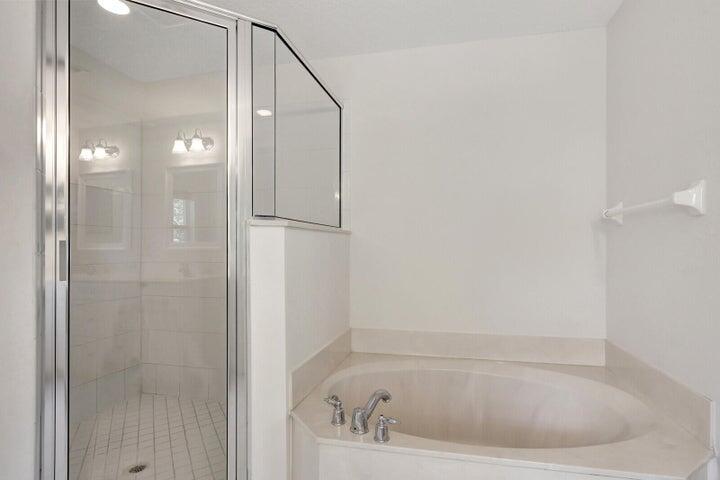 516 NW North River Drive