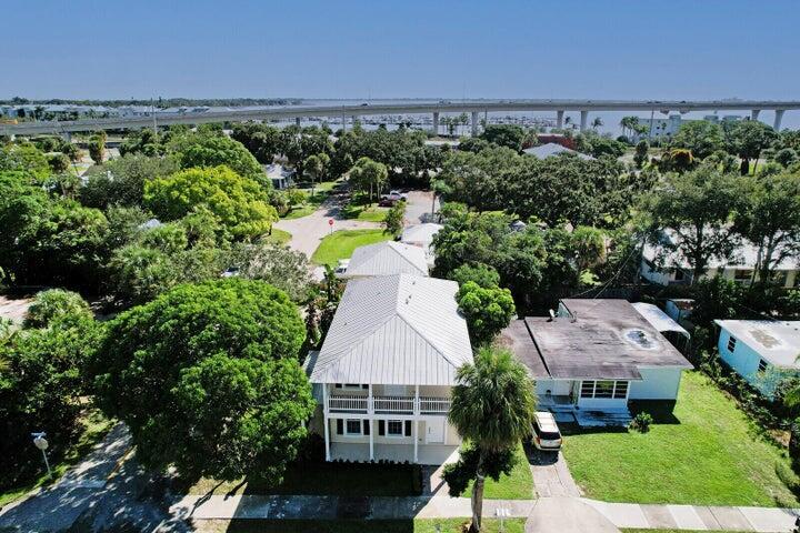 516 NW North River Drive