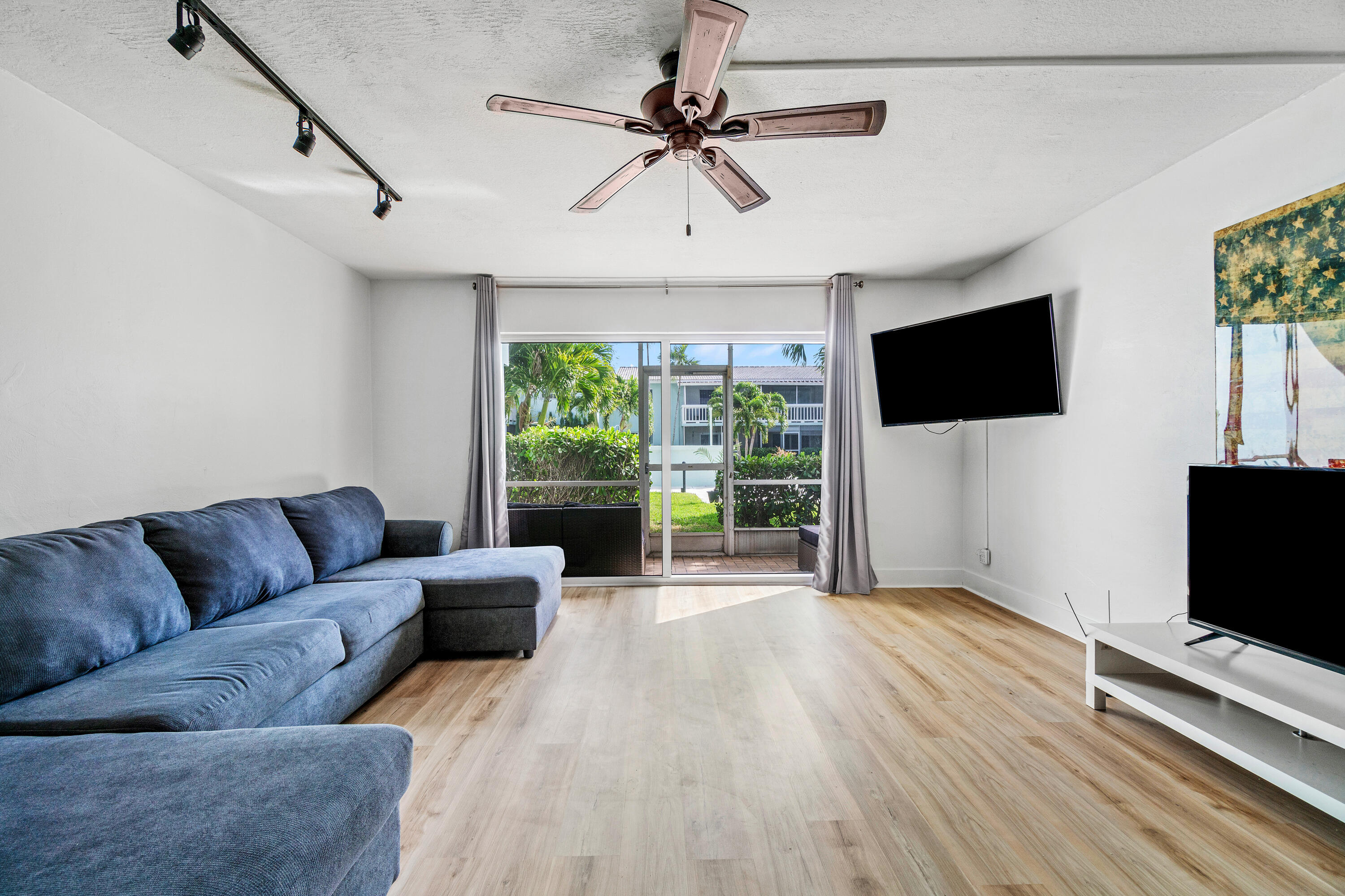 222 N Federal Highway 120