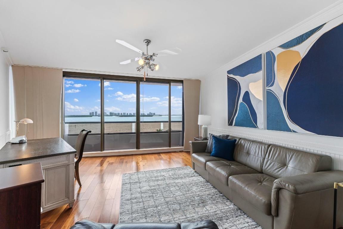 100 Lakeshore Drive 457