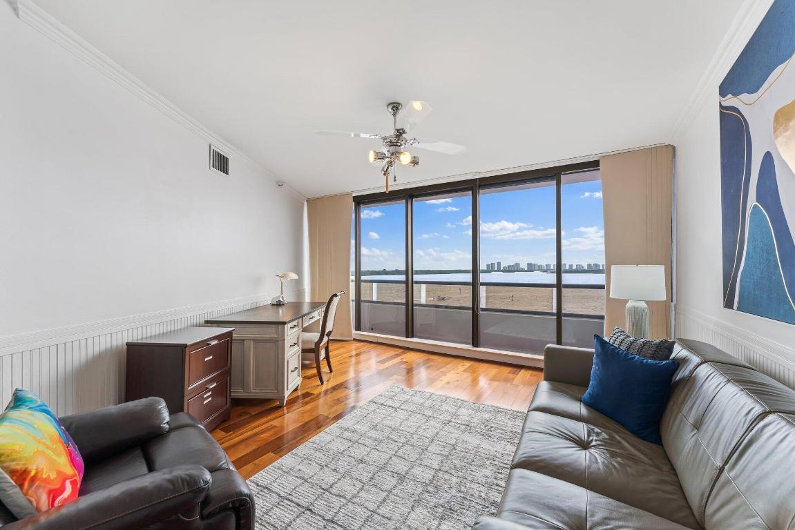 100 Lakeshore Drive 457