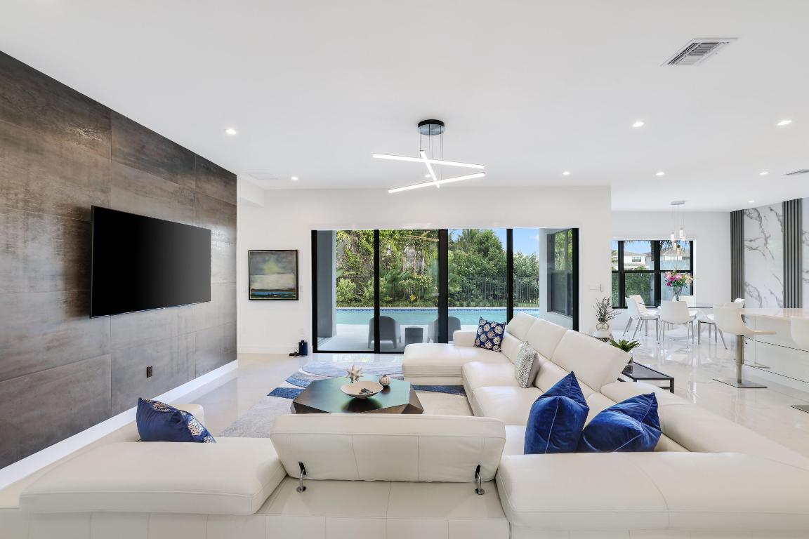 17052 Rainbow Falls Trail