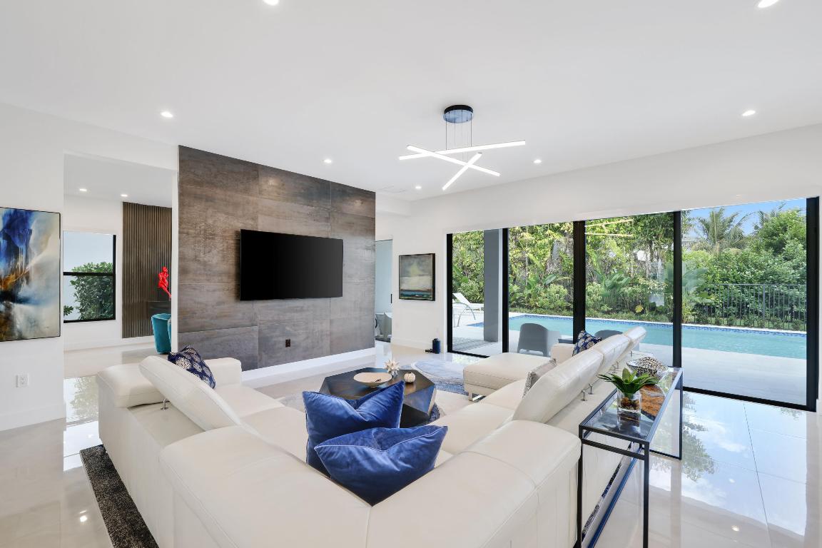 17052 Rainbow Falls Trail