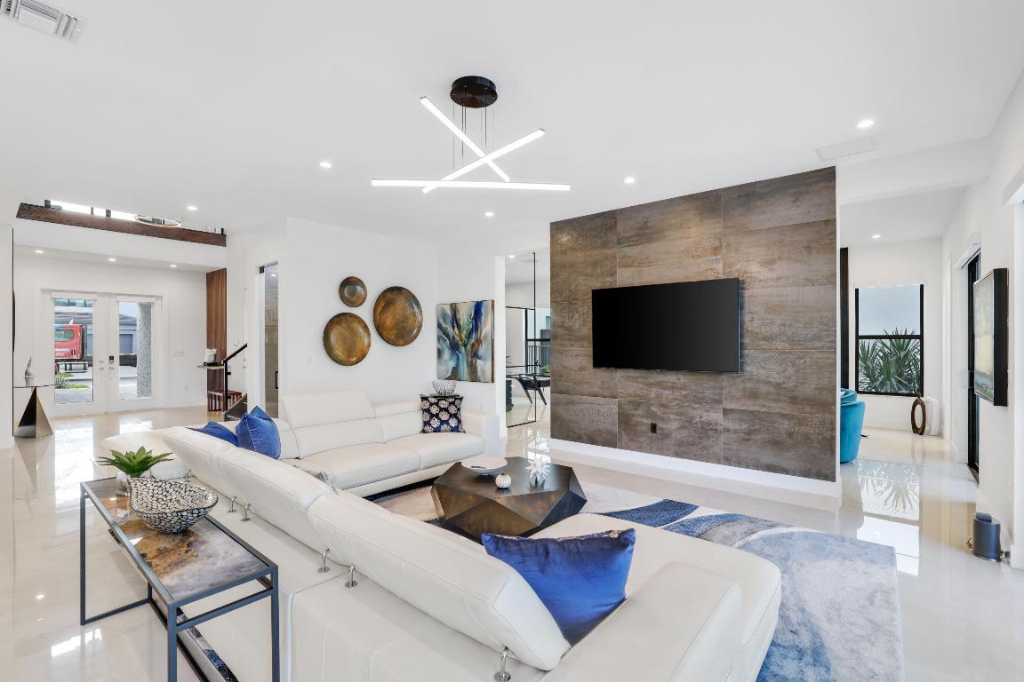 17052 Rainbow Falls Trail