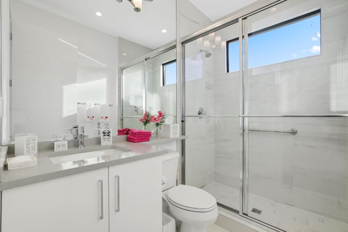 17052 Rainbow Falls Trail