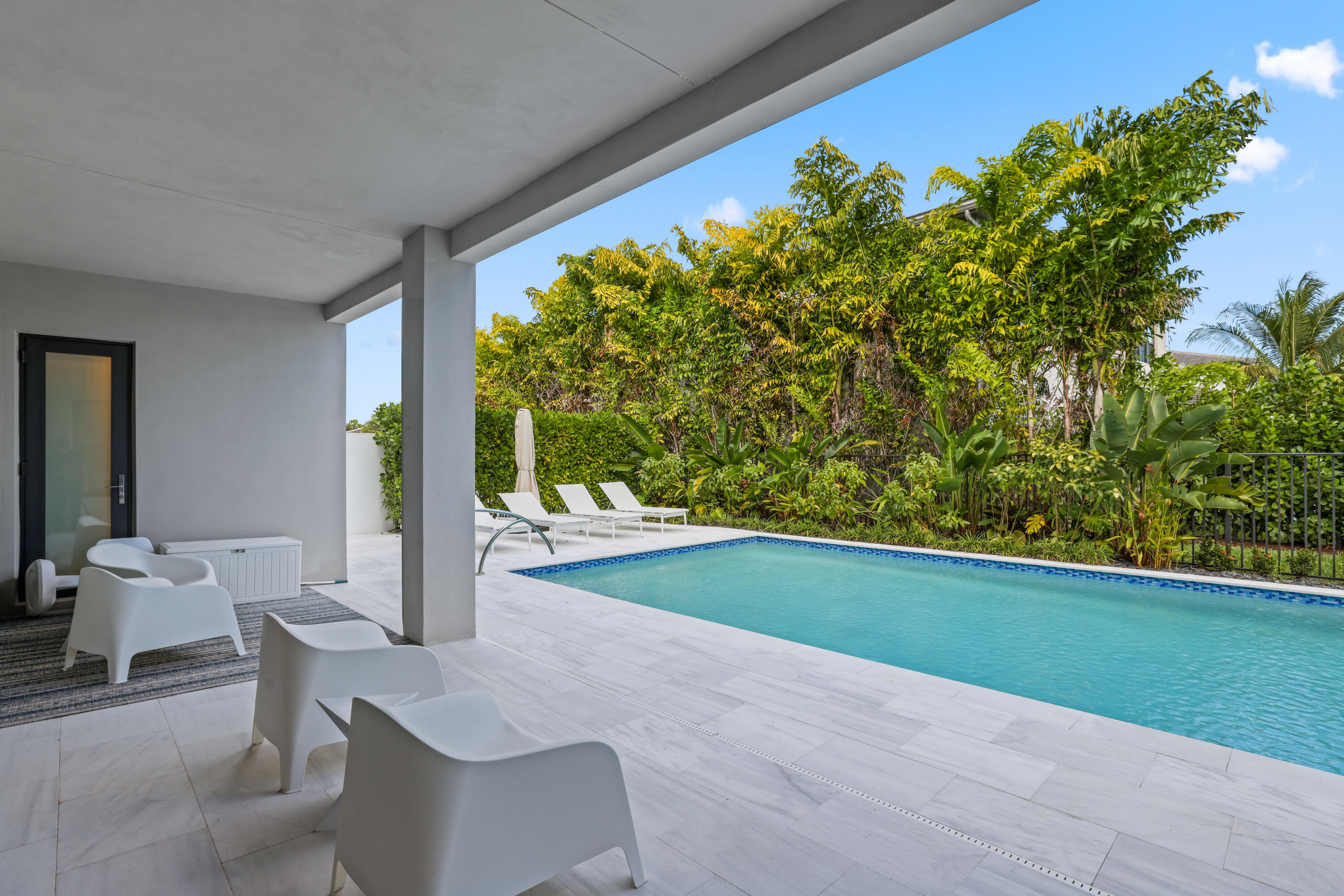 17052 Rainbow Falls Trail