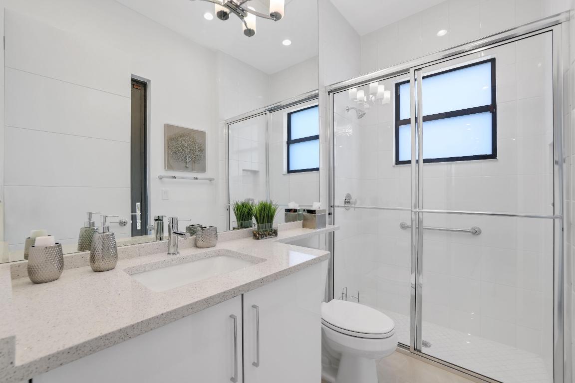 17052 Rainbow Falls Trail