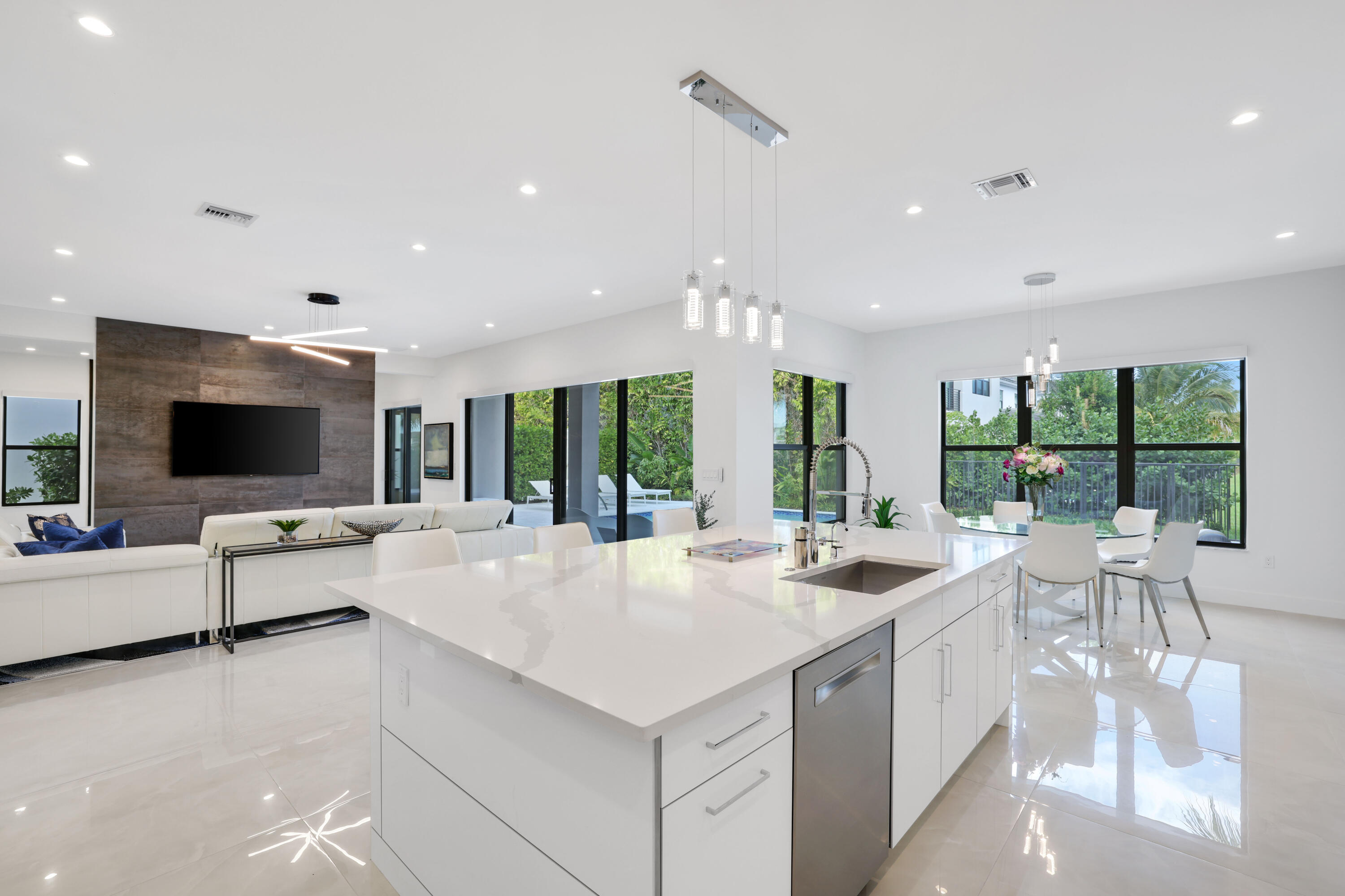 17052 Rainbow Falls Trail