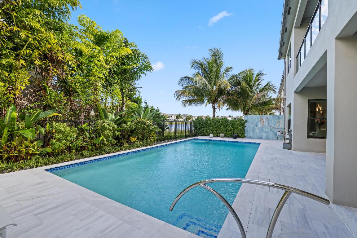 17052 Rainbow Falls Trail