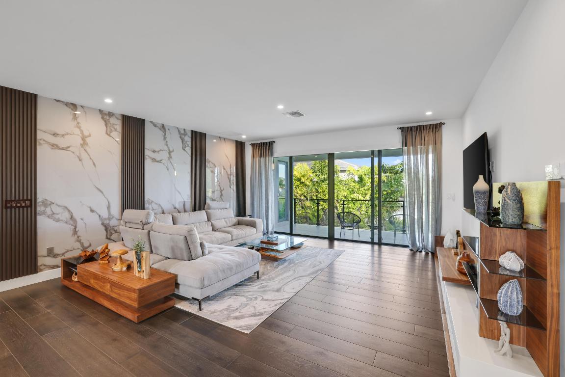 17052 Rainbow Falls Trail