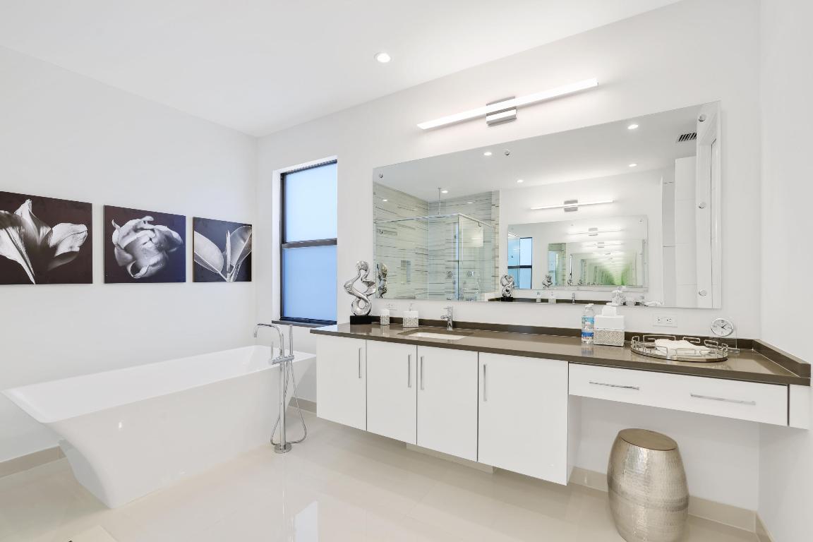 17052 Rainbow Falls Trail