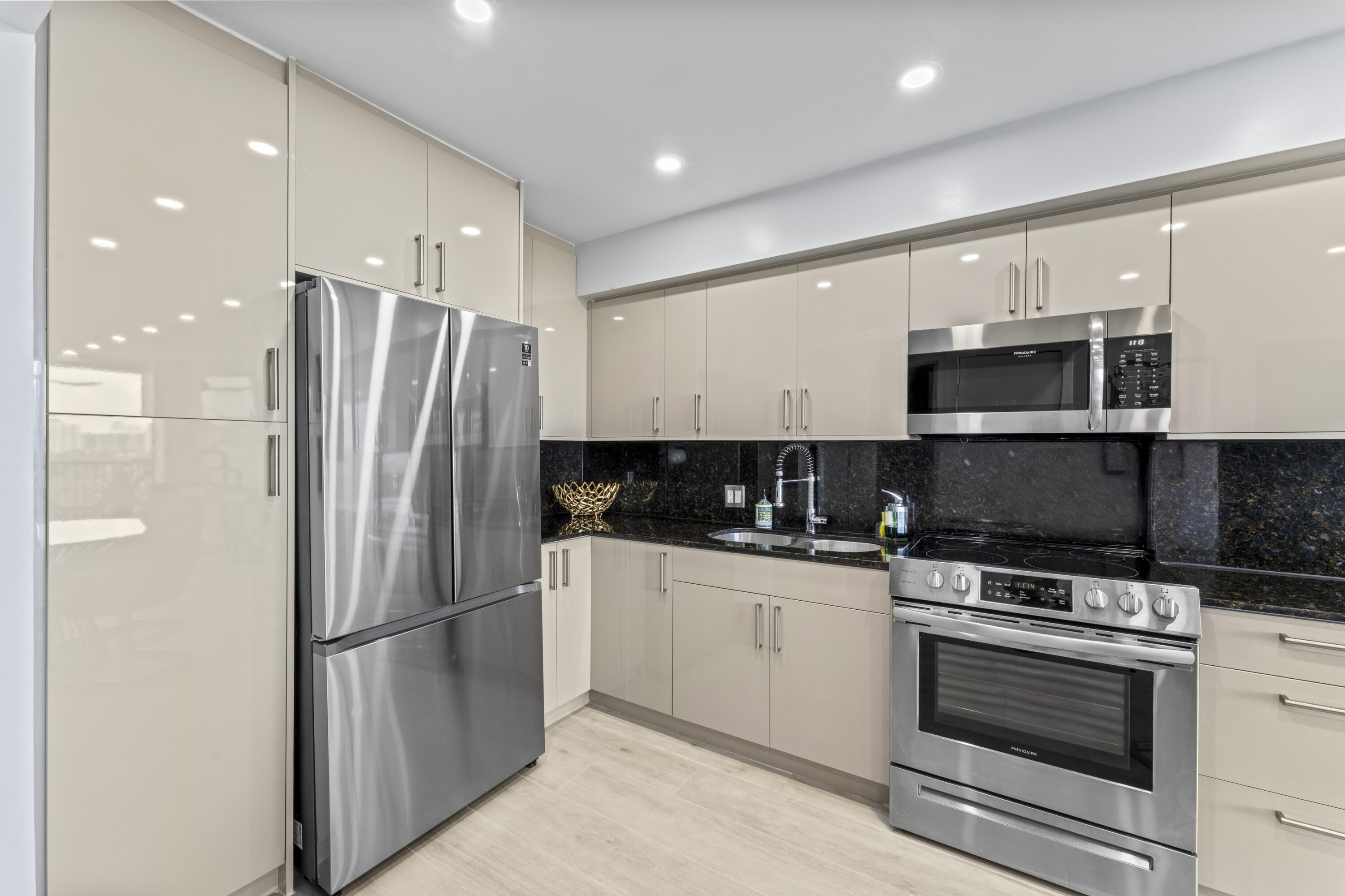 20379 W Country Club Drive 937